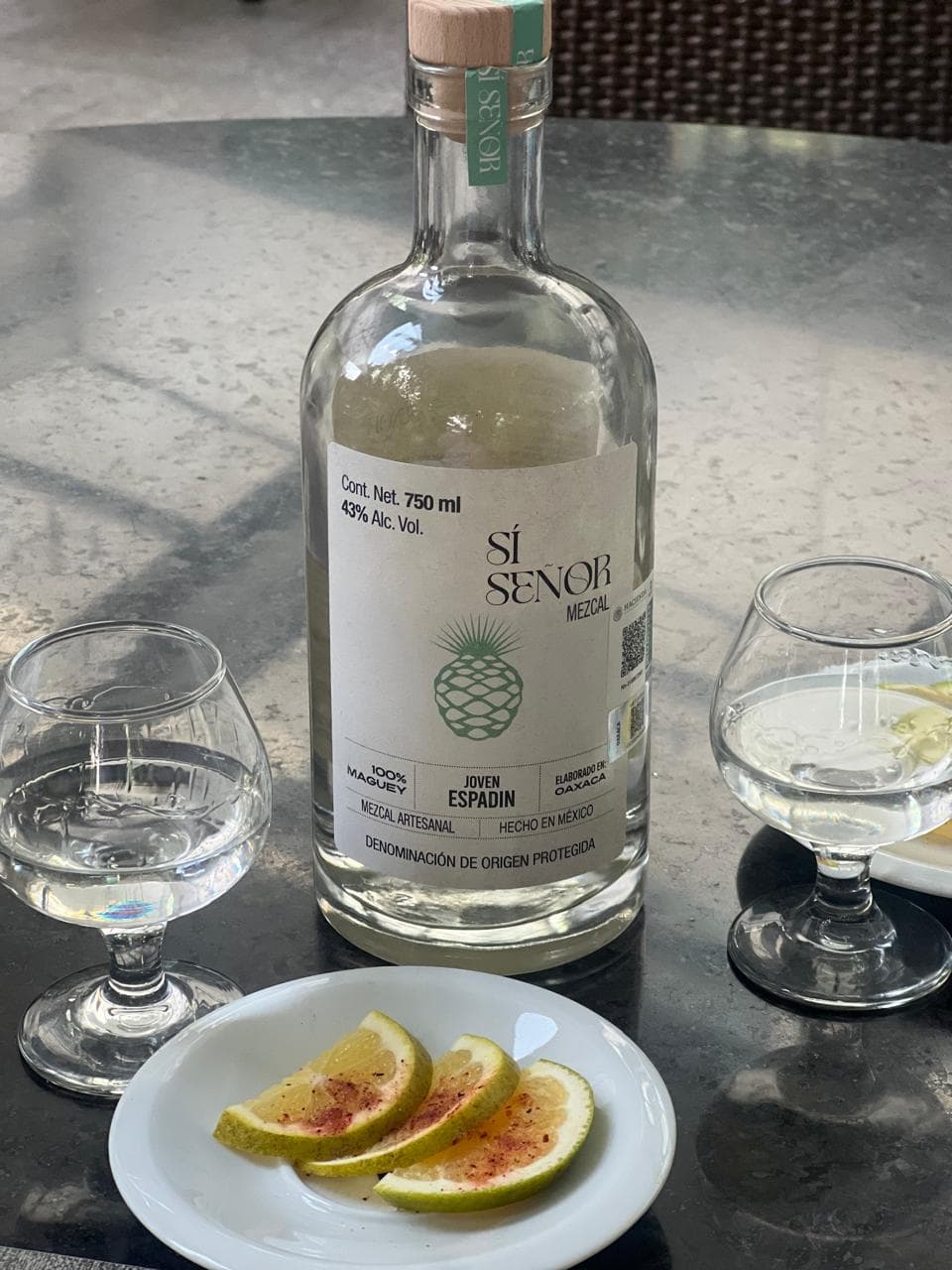 Si Señor Mezcal bottle, side view