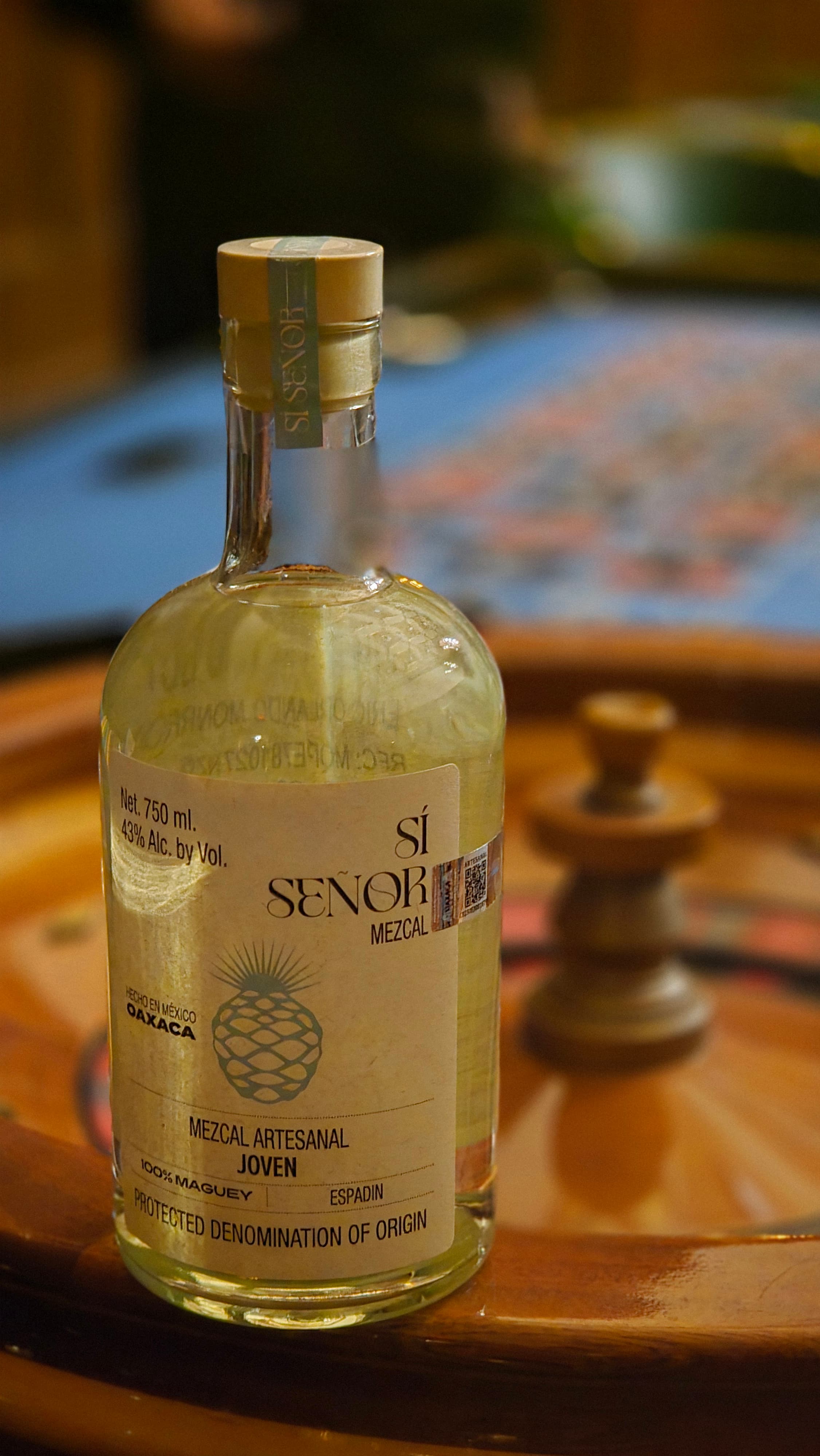Si Señor Mezcal bottle, detail shot