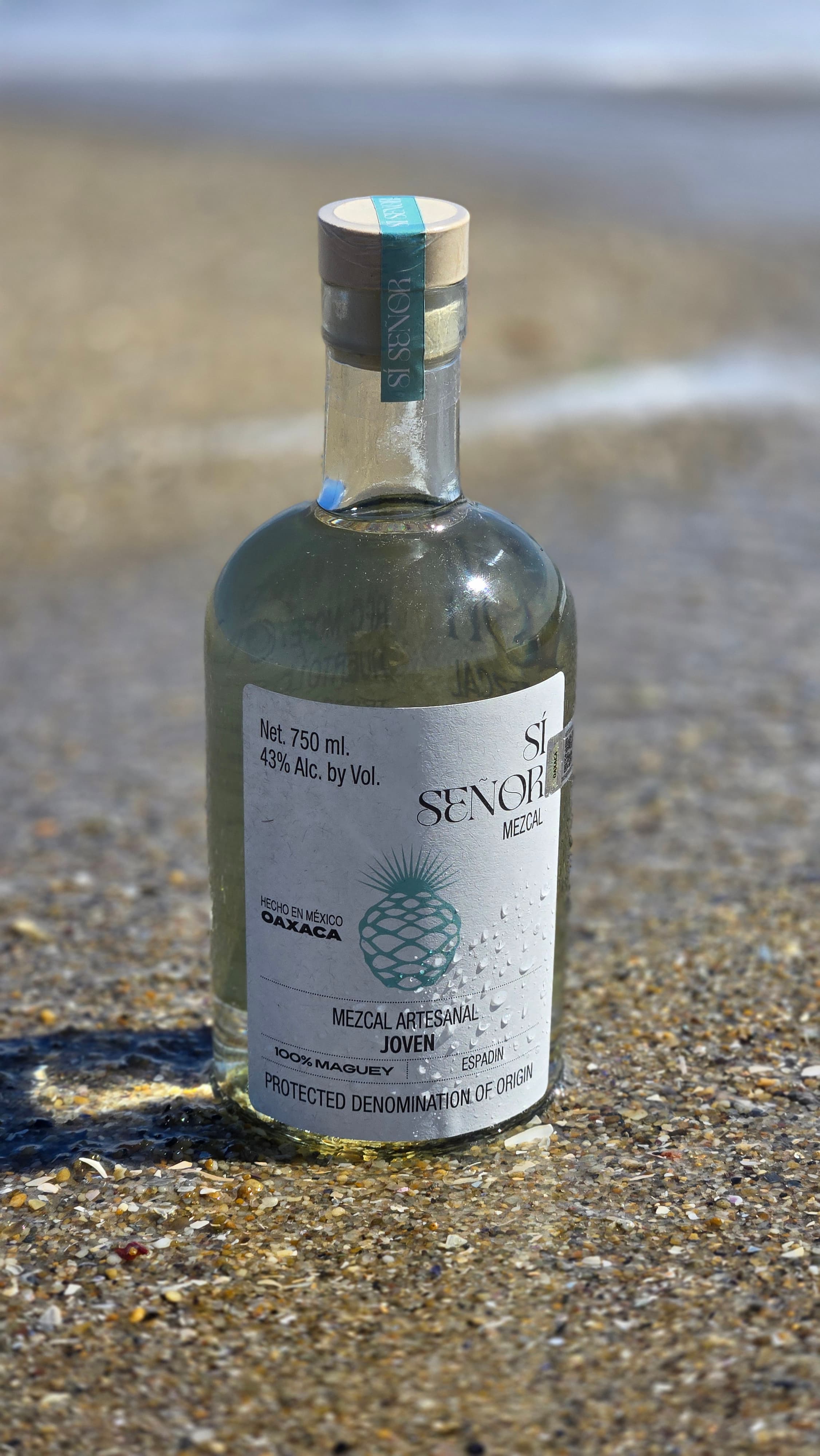 Si Señor Mezcal bottle, angled view